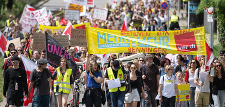 Systemrelevant: Teilnehmende einer Demonstration zum landesweite...