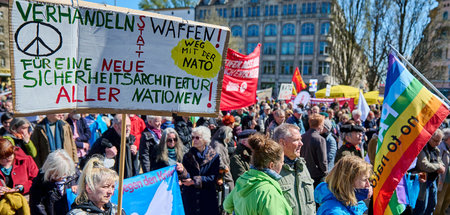Gegen Krieg, Hochrüstung und NATO: Ostermarsch in Berlin (16.4.2...