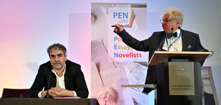PEN-Mitglied Christoph Nix auf der Mitgliederversammlung neben D...