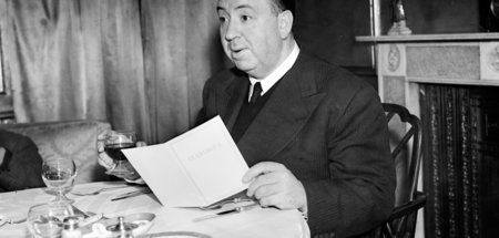Gemächlicher Trinker – der Regisseur Alfred Hitchcock in einem L...