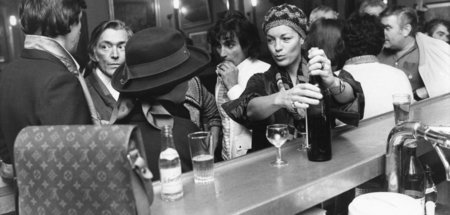 Romy Schneider am Tresen einer Bar in St. Tropez (Oktober 1974)