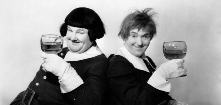 Ein Prosit – Oliver Hardy und Stan Laurel während der Dreharbeit...