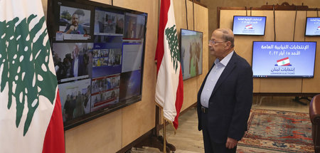 Libanons Präsident Michel Aoun verfolgt am Sonntag in Beirut die...