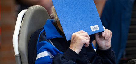 Streitet die Vorwürfe ab: Der 101jährige Angeklagte am Montag wä...