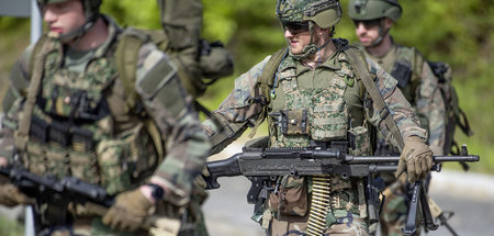 Sollen aus- und aufgerüstet werden: Bundeswehr-Soldaten im Hafen...
