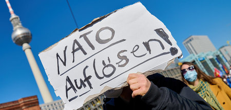 Nato auflösen: Demonstrant auf der Kundgebung &quot;Stoppt den K...