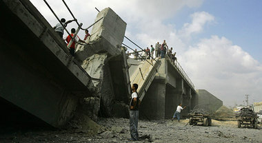 Am Mittwoch zerstört: Salahadin-Brücke im Norden des Gazastreife... Am Mittwoch zerstört: Salahadin-Brücke im Norden des Gazastreife...