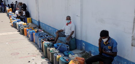 Geduld gefragt: Menschen warten in Colombo stundenlang auf Diese... Geduld gefragt: Menschen warten in Colombo stundenlang auf Diese...