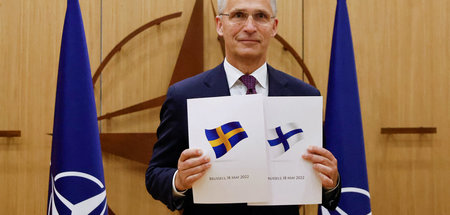 NATO-Generalsekretär Jens Stoltenberg präsentiert die neuesten M... NATO-Generalsekretär Jens Stoltenberg präsentiert die neuesten M...