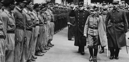 Der große Diktator »Millimeternich«. Engelbert Dollfuß schreitet...