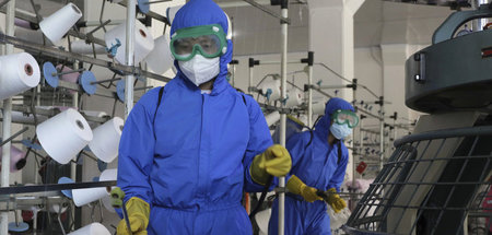 Desinfektionsmaßnahmen in einer Strickwarenfabrik in Pjöngjang a...