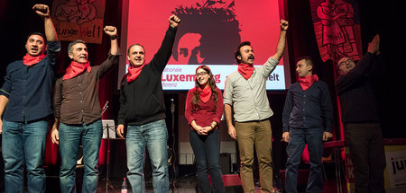 Grup Yorum auf der Rosa-Luxemburg-Konferenz. Rechts im Bild Ihsa...