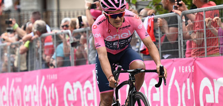 Schicker geht’s nimmer: Richard Carapaz im Rosa Trikot (22.5.202...