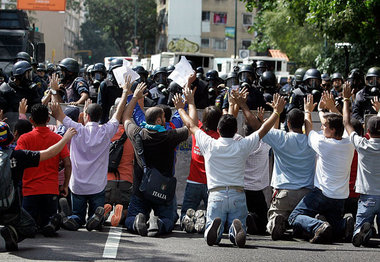 »Friedliche« Demonstranten in Caracas. Auf ihrem Lautsprecherwag... »Friedliche« Demonstranten in Caracas. Auf ihrem Lautsprecherwag...