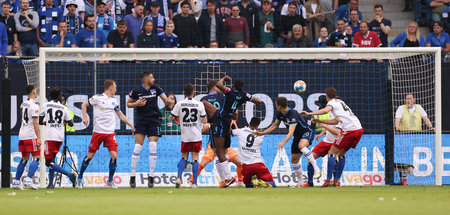 Herthas Dedryck Boyata (r., Rückennummer 4) trifft zum 0:1 (Hamb...