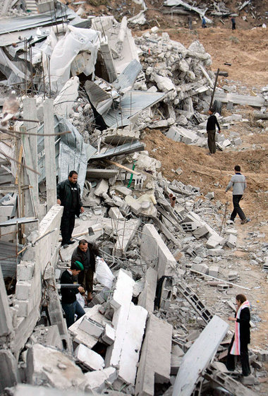 Palästinenser auf den Trümmern ihrer Häuser in Gaza-Stadt (20. J... Palästinenser auf den Trümmern ihrer Häuser in Gaza-Stadt (20. J...