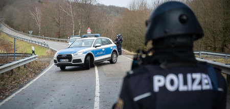 Auf dieser Kreisstraße bei Kusel in Rheinland-Pfalz wurden am 31... Auf dieser Kreisstraße bei Kusel in Rheinland-Pfalz wurden am 31...
