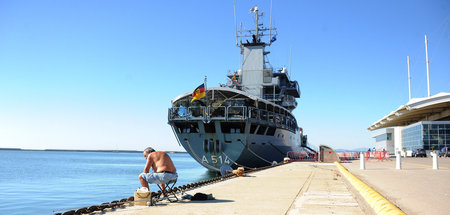 Militarisierter Alltag auf Sardinien: Ein BRD-Kriegsschiff liegt...