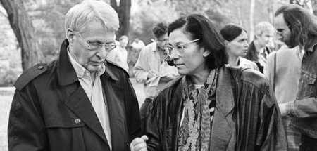 Stephan Hermlin und Christa Wolf auf einer Kundgebung gegen die ... Stephan Hermlin und Christa Wolf auf einer Kundgebung gegen die ...