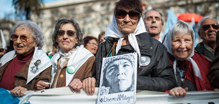 Auf der Plaza de Mayo in Buenos Aires versammeln sich regelmäßig... Auf der Plaza de Mayo in Buenos Aires versammeln sich regelmäßig...