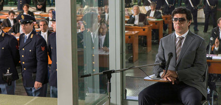 Tommaso Buscetta (Pierfrancesco Favino) sagt als Kronzeuge aus: ...
