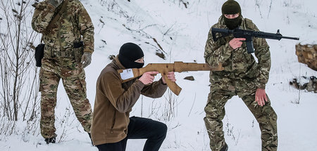 Kriegsübung des faschistischen »Asow«-Bataillons in Kiew am 30. ...