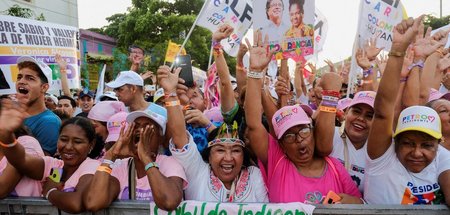 Anhänger Petros bei seiner Abschlusskundgebung in Barranquilla a... Anhänger Petros bei seiner Abschlusskundgebung in Barranquilla a...