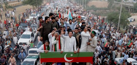 Der abgesetzte frühere Premier Imran Khan mit Unterstützern am D... Der abgesetzte frühere Premier Imran Khan mit Unterstützern am D...