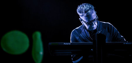 Andy Fletcher bei einem Auftritt von Depeche Mode am 31. Mai 201... Andy Fletcher bei einem Auftritt von Depeche Mode am 31. Mai 201...