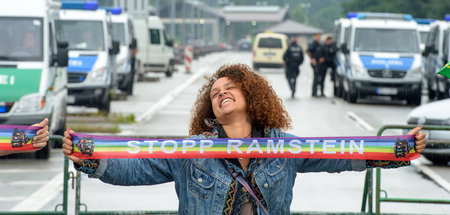 Protestaktion vor dem Eingang zum US-Stützpunkt Ramstein (11.6.2... Protestaktion vor dem Eingang zum US-Stützpunkt Ramstein (11.6.2...