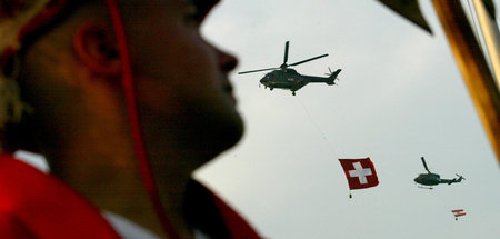 Schweizer Flagge über dem Kosovo im August 2005 Schweizer Flagge über dem Kosovo im August 2005