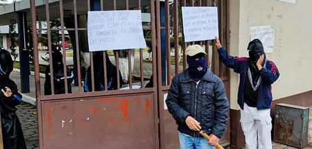 Studenten halten Wache am Tor zum besetzten Universitätsgelände ...