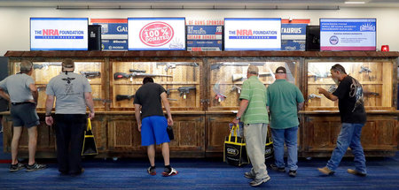 Waffennarren auf dem NRA-Treffen am Freitag in Houston Waffennarren auf dem NRA-Treffen am Freitag in Houston