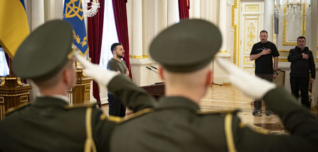 Der ukrainische Präsident Wolodimir Selenskij (Bildmitte) vertei... Der ukrainische Präsident Wolodimir Selenskij (Bildmitte) vertei...
