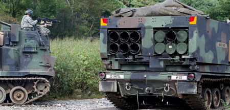 Mehrfachraketenwerfer MLRS der US-Armee bei eine Militärübung in