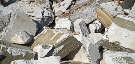 Kolonnen von Kippern sollen künftig die Werkreste auf der neuen ... Kolonnen von Kippern sollen künftig die Werkreste auf der neuen ...