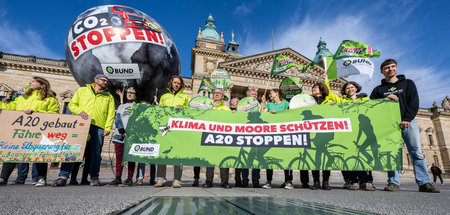 Umweltschutzaktivisten protestierten am Dienstag vor dem Bundesv... Umweltschutzaktivisten protestierten am Dienstag vor dem Bundesv...