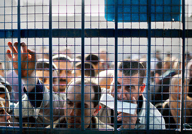 Von Hilfslieferungen abhängig – Palästinenser an einer UN-Lebens...