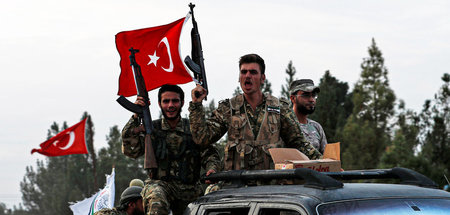 Dschihadistische Söldner unter türkischer Flagge an der Grenze z...
