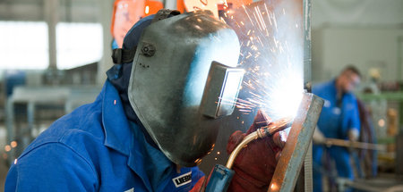 Fehlen beinahe überall: junge Fachkräfte, die an die Werkbank wo...