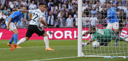 Und drin ist das Ding: Lautaro Martínez (Mitte) bringt Silberlan... Und drin ist das Ding: Lautaro Martínez (Mitte) bringt Silberlan...