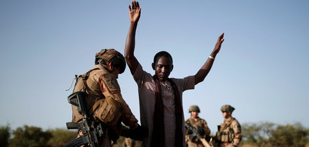 Vertrauen schaffen sieht anders aus: Ein französischer Soldat du...