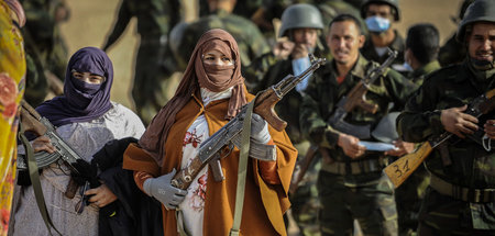 Kämpferinnen und Kämpfer der Frente Polisario während der Feierl... Kämpferinnen und Kämpfer der Frente Polisario während der Feierl...