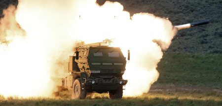 Ein US-Mehrfachraketenwerfer von Typ Himars (High Mobility Artil... Ein US-Mehrfachraketenwerfer von Typ Himars (High Mobility Artil...