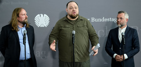 Der ukrainische Parlamentspräsident Ruslan Stefantschuk (Mitte)