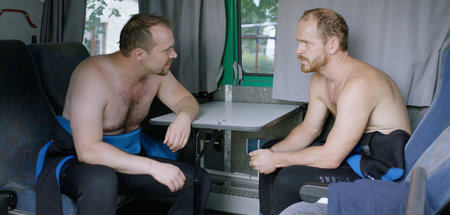 René (Marc Benjamin Puch, r.) erklärt seinem Freund Sven (Patric...