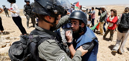 Öffentlichkeit unerwünscht: Ein israelischer Grenzpolizist weist...