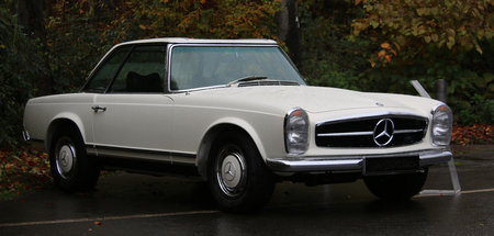 »Plötzlich sah sie ein weißes Mercedes-Cabriolet mit quietschend...
