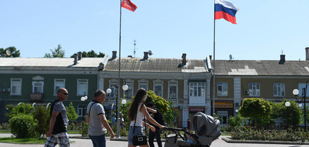 Am Rathaus von Berdjansk wehen jetzt die Flagge Russlands und je...