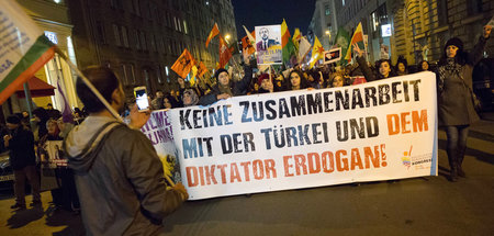 Mehr als tausend Menschen protestieren in Berlin gegen die Festn...